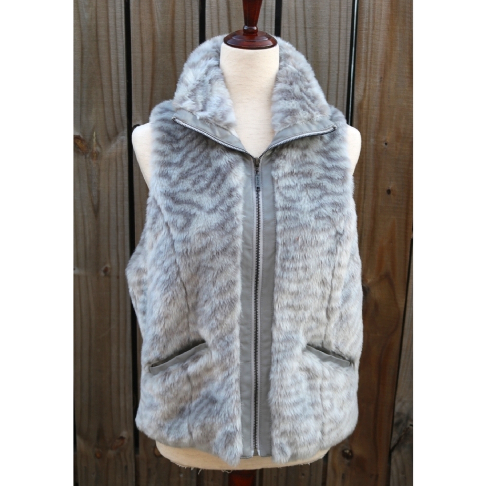 Odyn Faux fur Grey Vest size medium